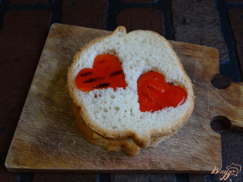 Фото приготовление рецепта: Сандвич на завтрак ко дню всех влюбленных шаг №8