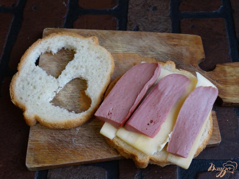 Фото приготовление рецепта: Сандвич на завтрак ко дню всех влюбленных шаг №5