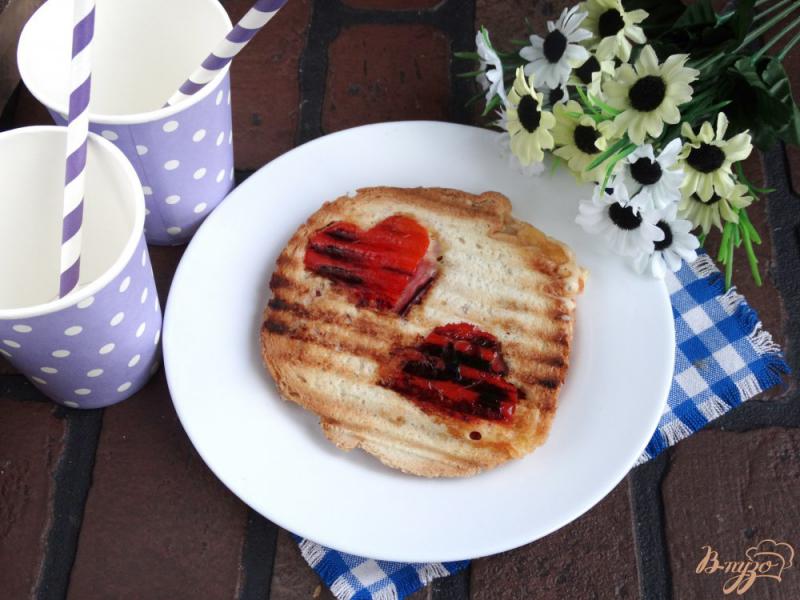 Фото приготовление рецепта: Сандвич на завтрак ко дню всех влюбленных шаг №9