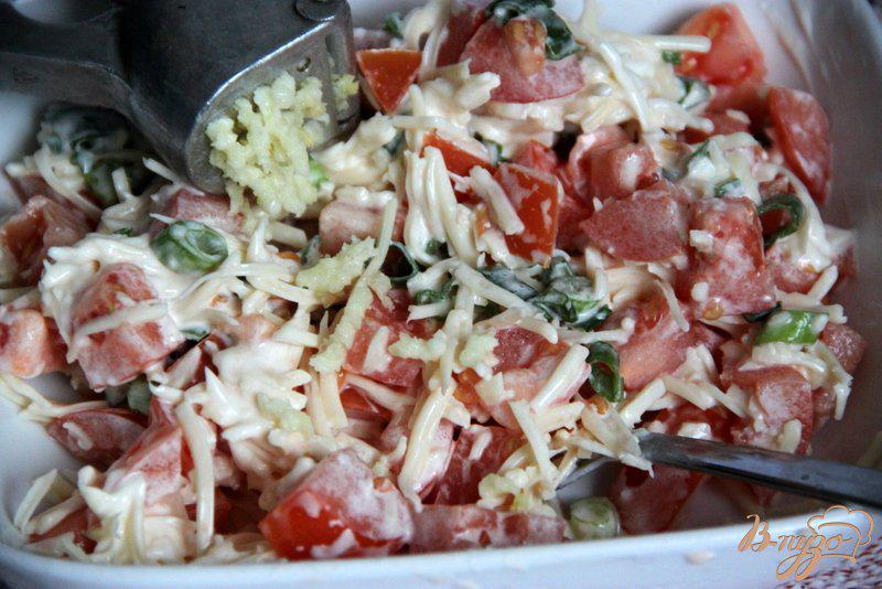 Фото приготовление рецепта: Салат из помидоров и сыра шаг №4