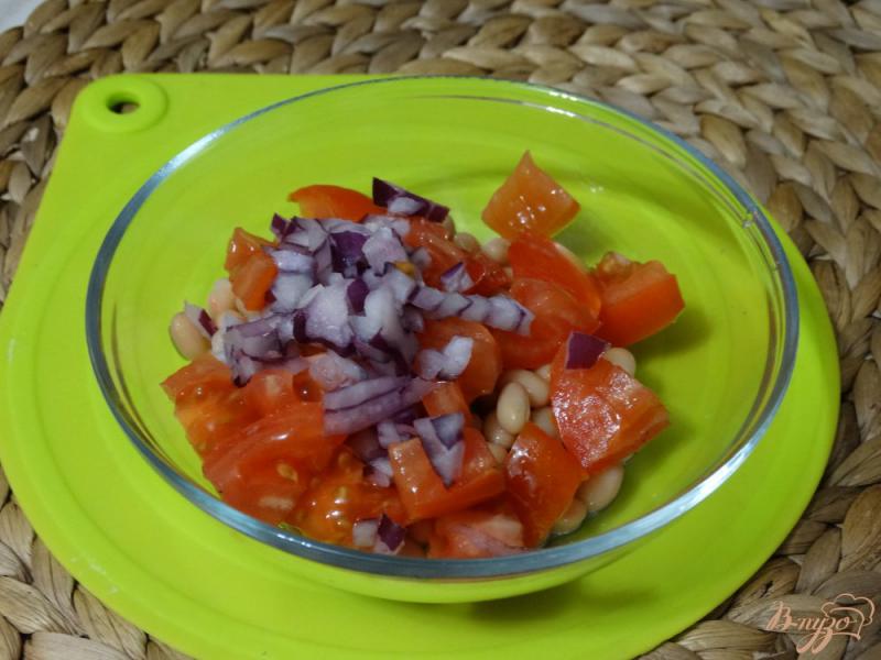 Фото приготовление рецепта: Салат с белой фасолью и шампиньонами шаг №3
