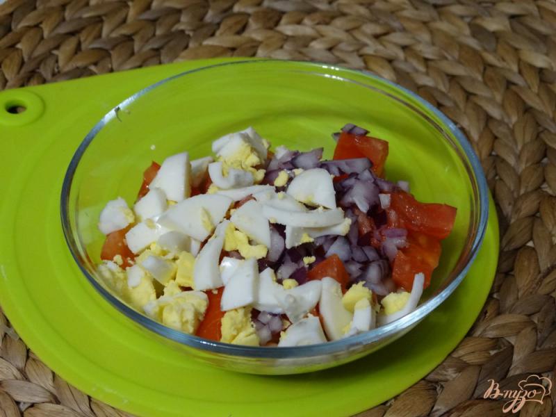 Фото приготовление рецепта: Салат с белой фасолью и шампиньонами шаг №4