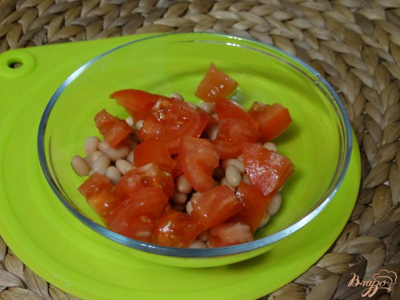 Фото приготовление рецепта: Салат с белой фасолью и шампиньонами шаг №2