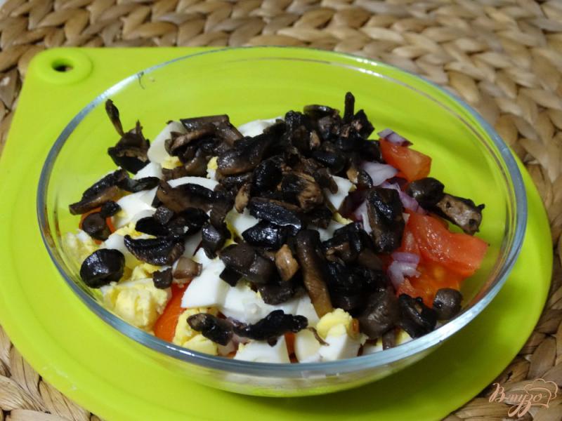 Фото приготовление рецепта: Салат с белой фасолью и шампиньонами шаг №5