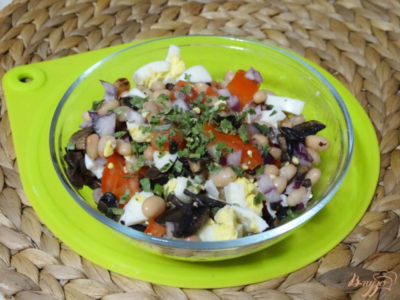 Фото приготовление рецепта: Салат с белой фасолью и шампиньонами шаг №6