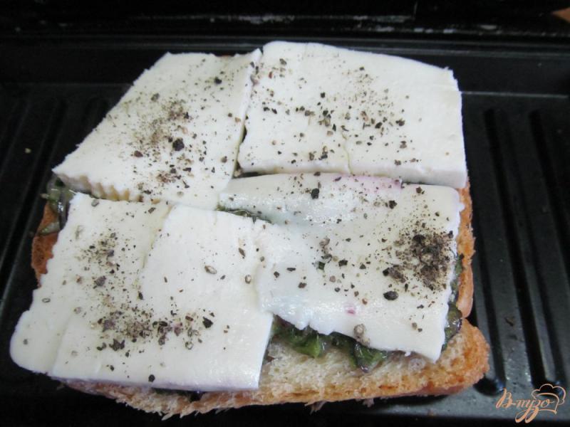Фото приготовление рецепта: Сэндвич гриль со шпинатом шаг №4
