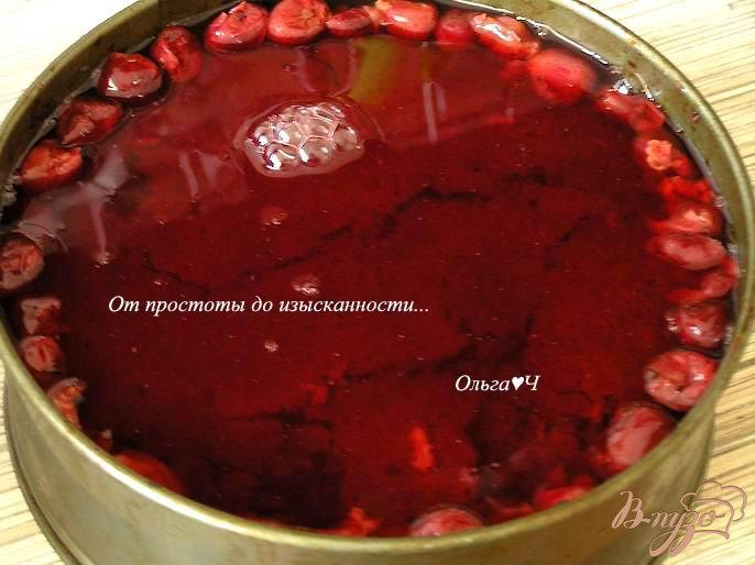 Фото приготовление рецепта: Шоколадный торт с ягодами шаг №9