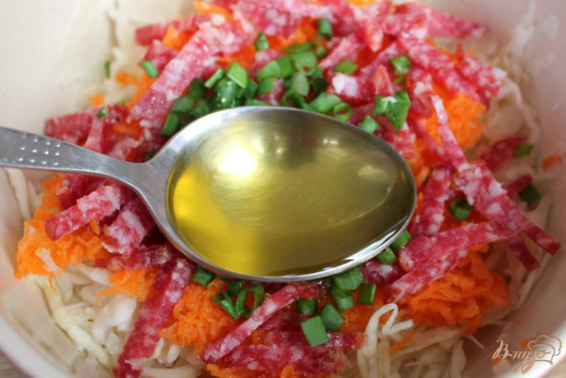 Фото приготовление рецепта: Салат из капусты с морковкой и салями шаг №5