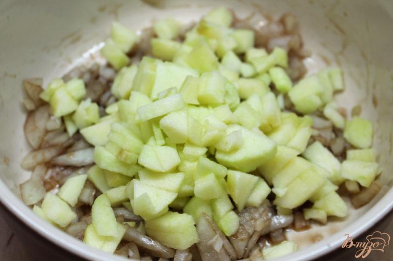 Фото приготовление рецепта: Зимний салат из печеных овощей с яблоком и маринованным луком. шаг №2