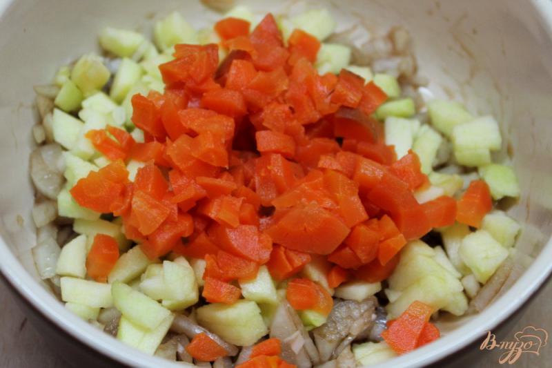 Фото приготовление рецепта: Зимний салат из печеных овощей с яблоком и маринованным луком. шаг №3