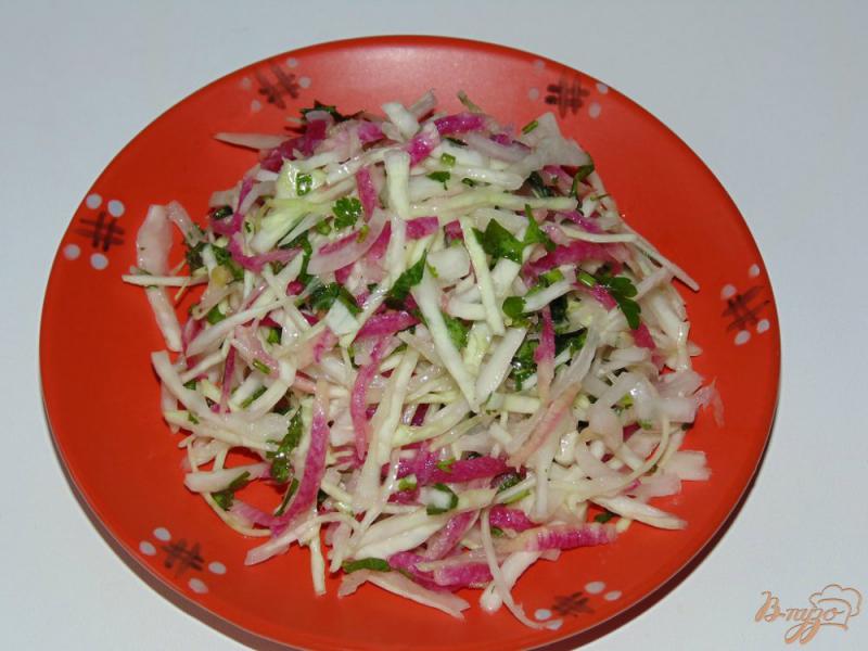 Фото приготовление рецепта: Салат из белокочанной капусты с китайской редькой шаг №6