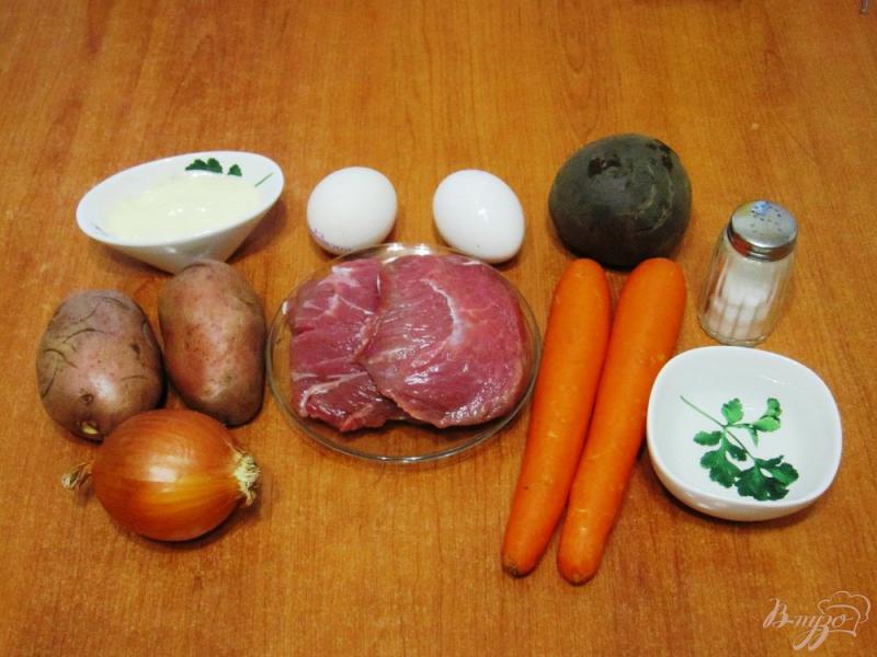 Фото приготовление рецепта: Слоеный салат с мясом и овощами шаг №1