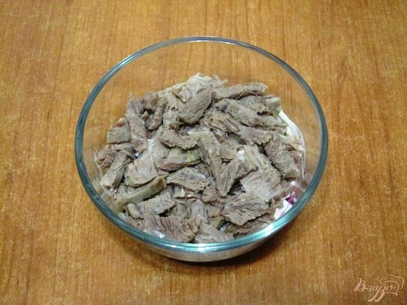 Фото приготовление рецепта: Слоеный салат с мясом и овощами шаг №9