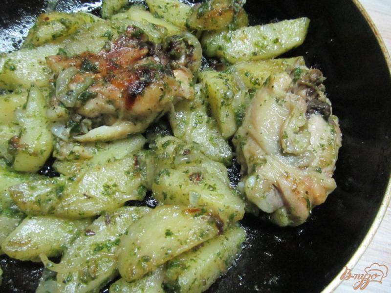 Фото приготовление рецепта: Курица тушенная с картофелем и шпинатом шаг №6