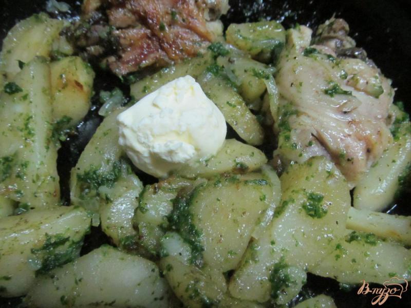 Фото приготовление рецепта: Курица тушенная с картофелем и шпинатом шаг №5
