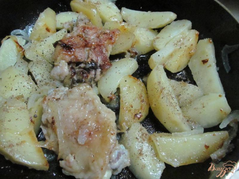 Фото приготовление рецепта: Курица тушенная с картофелем и шпинатом шаг №3