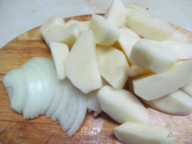 Фото приготовление рецепта: Курица тушенная с картофелем и шпинатом шаг №2