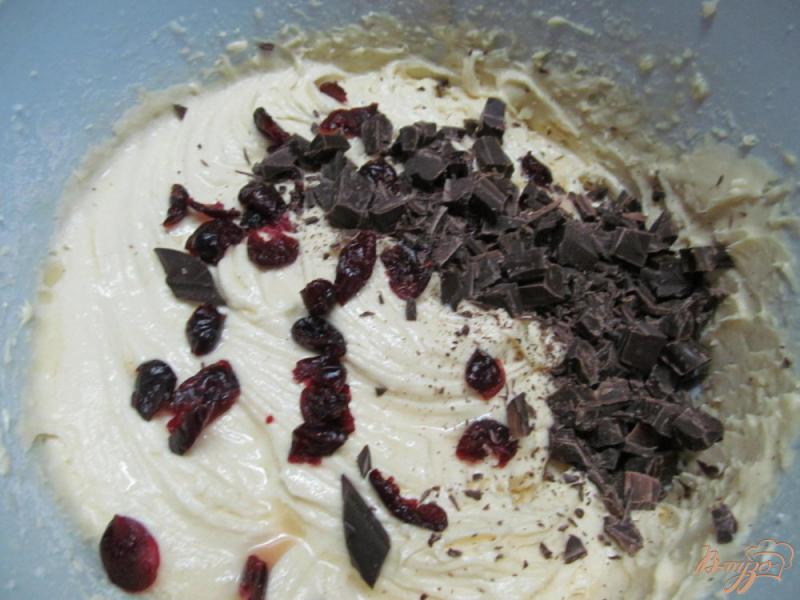 Фото приготовление рецепта: Пирог с клюквой и шоколадом шаг №4