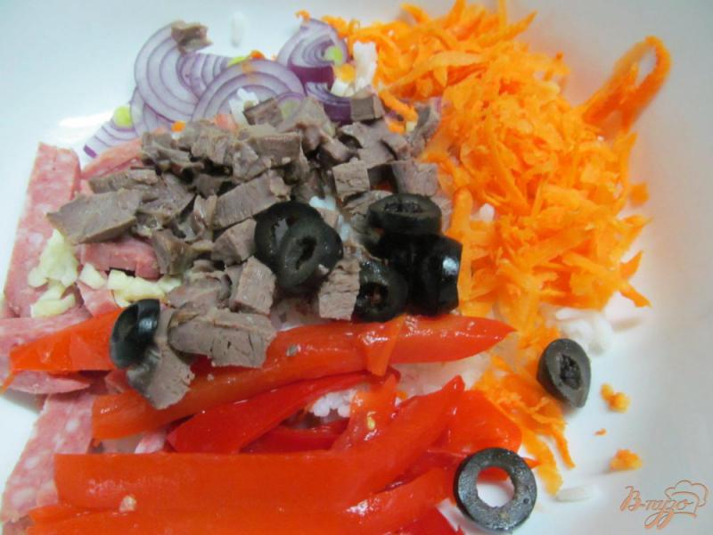 Фото приготовление рецепта: Рисовый салат с салями и маслинами шаг №3