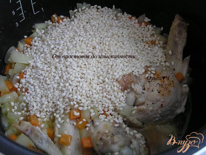 Фото приготовление рецепта: Курица с рисом (в мультиварке) шаг №4