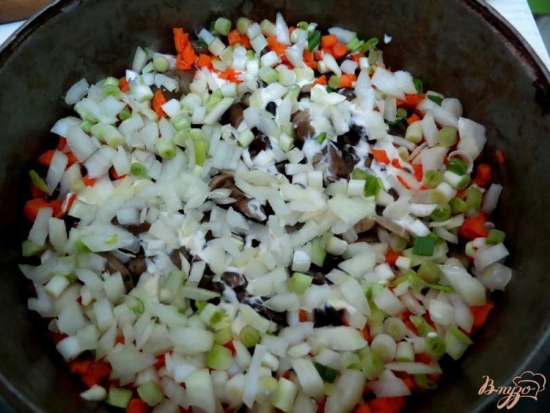 Фото приготовление рецепта: Салат с маринованными опятами шаг №10