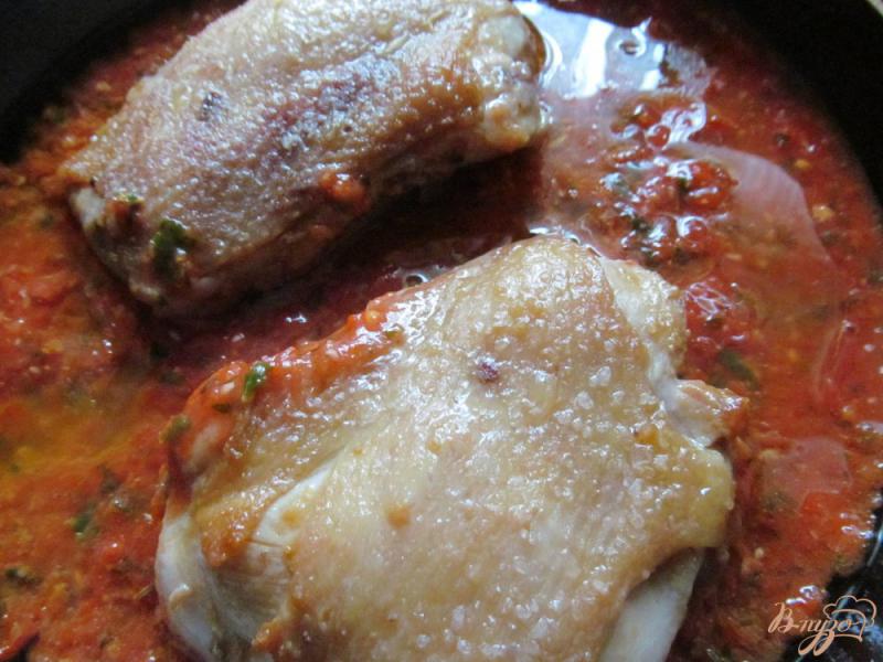 Фото приготовление рецепта: Курица в томатно-перечном соусе шаг №3