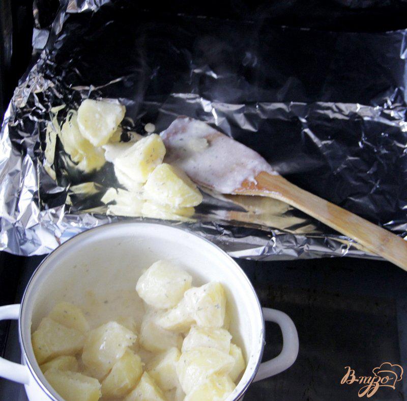 Фото приготовление рецепта: Картофель, запеченный в сметанной глазури шаг №4