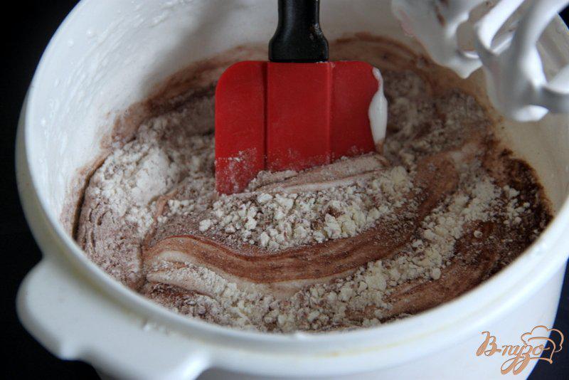 Фото приготовление рецепта: Шоколадные белковые кексы с пудинговой начинкой шаг №6