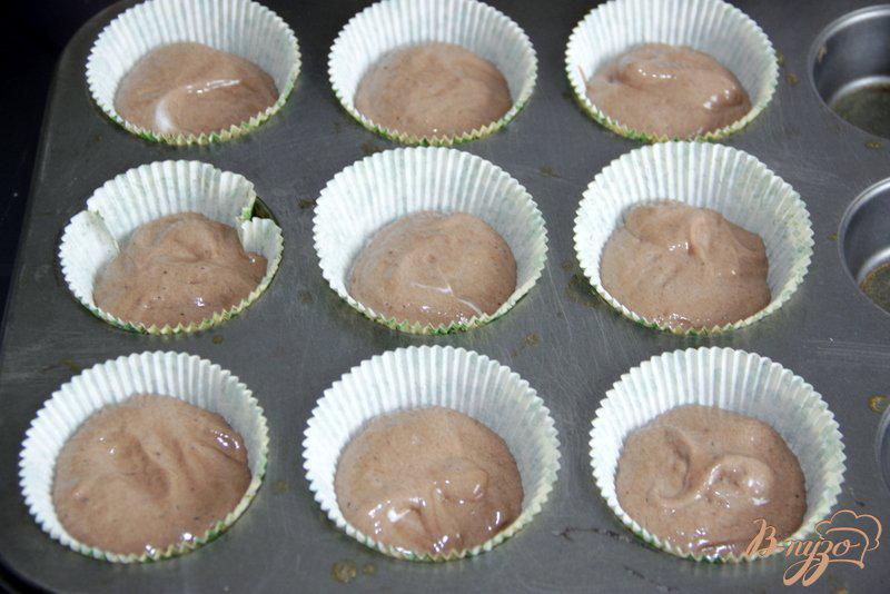 Фото приготовление рецепта: Шоколадные белковые кексы с пудинговой начинкой шаг №7