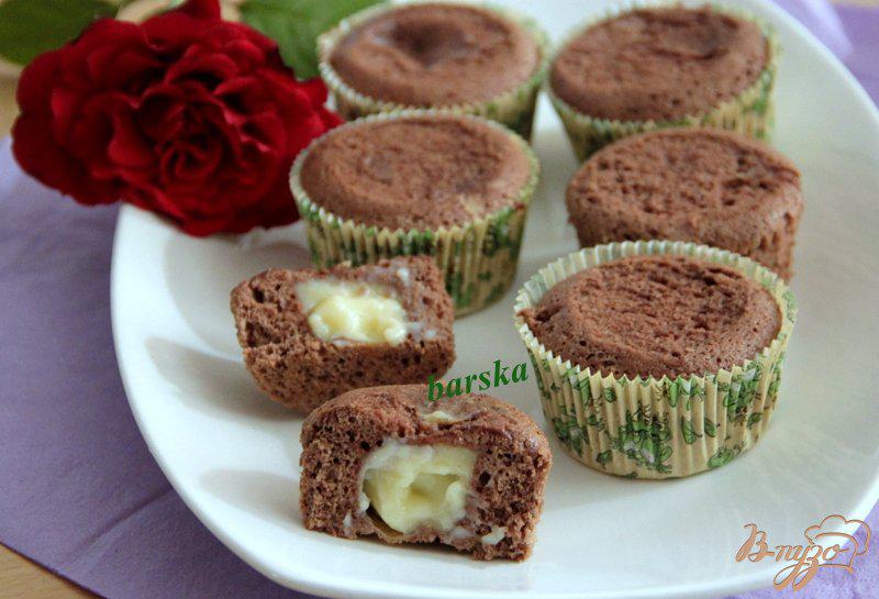 Фото приготовление рецепта: Шоколадные белковые кексы с пудинговой начинкой шаг №11
