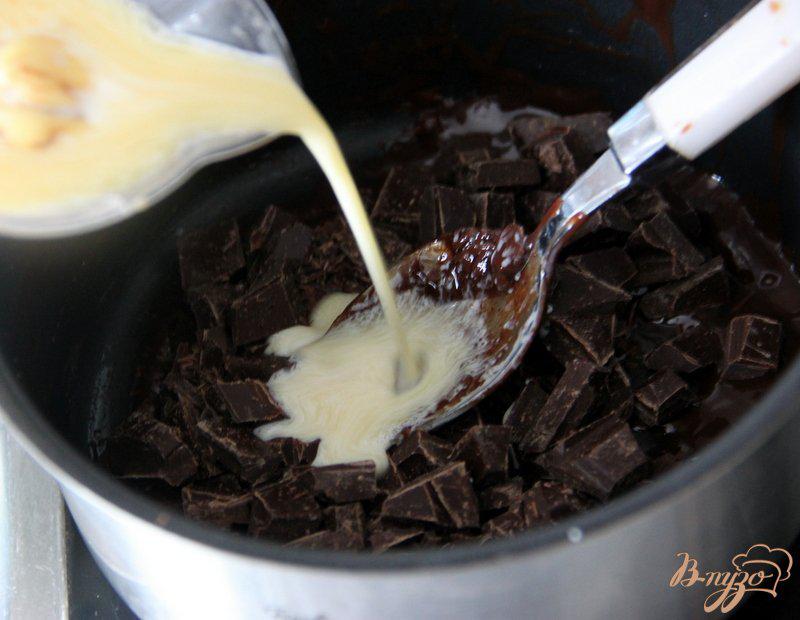 Фото приготовление рецепта: Шоколадно-вафельные конфеты с черносмородиновым желе шаг №9