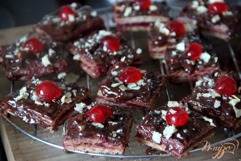 Фото приготовление рецепта: Шоколадно-вафельные конфеты с черносмородиновым желе шаг №11