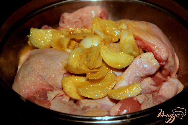 Фото приготовление рецепта: Курица, запеченная с копчеными колбасками шаг №2