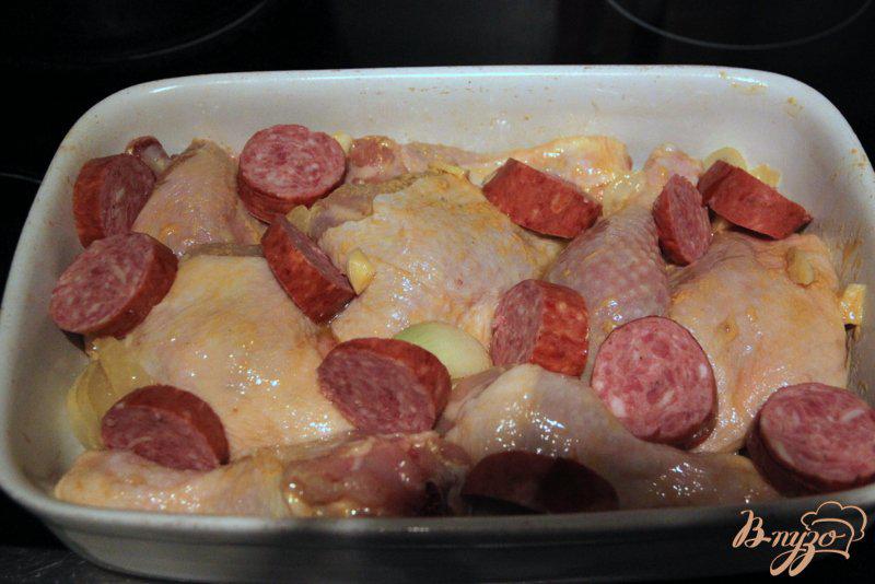 Фото приготовление рецепта: Курица, запеченная с копчеными колбасками шаг №3