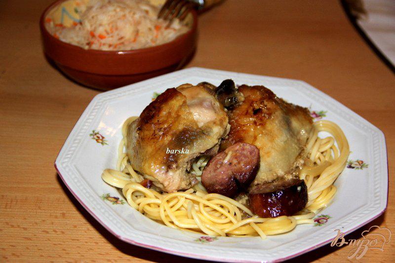 Фото приготовление рецепта: Курица, запеченная с копчеными колбасками шаг №4