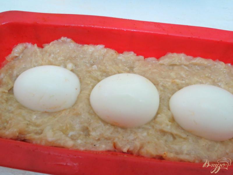 Фото приготовление рецепта: Хлебец с яйцами шаг №8