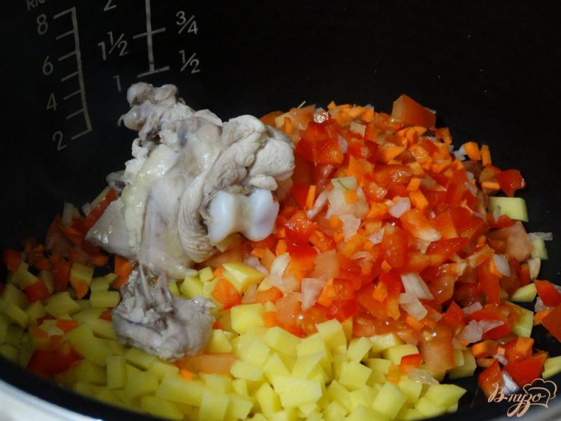 Фото приготовление рецепта: Куриный суп с овощами и пастой орзо шаг №5