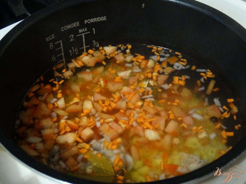 Фото приготовление рецепта: Куриный суп с овощами и пастой орзо шаг №6