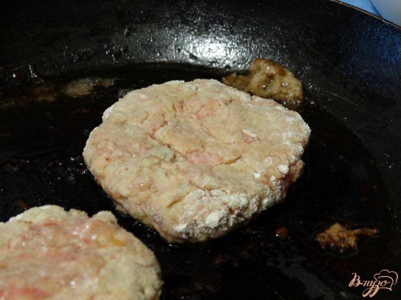 Фото приготовление рецепта: Гамбургер с котлетой и домашней булочкой шаг №8