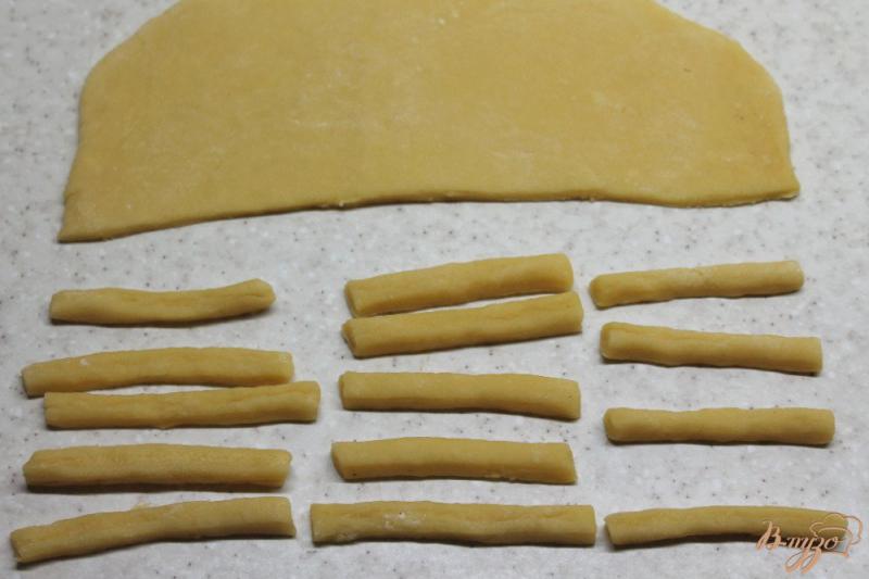 Фото приготовление рецепта: Печенье «спички», из песочного теста шаг №4