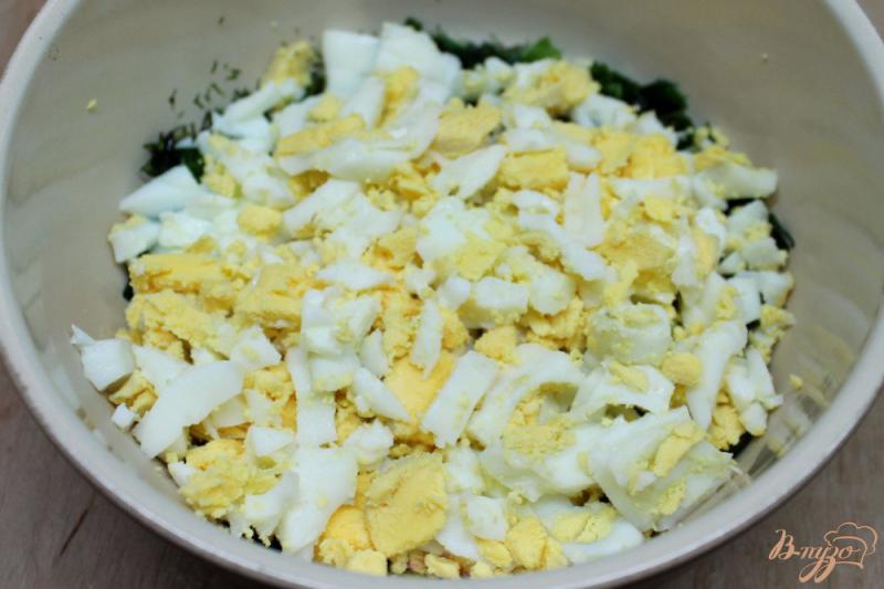 Фото приготовление рецепта: Салат из пекинской капусты с яйцом и чесноком шаг №2
