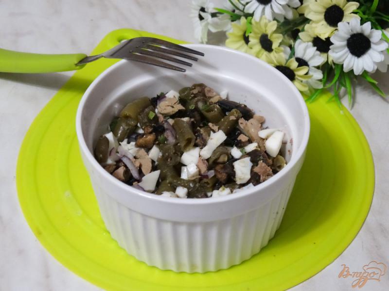 Фото приготовление рецепта: Салат с печенью, шампиньонами и стручковой фасолью шаг №6