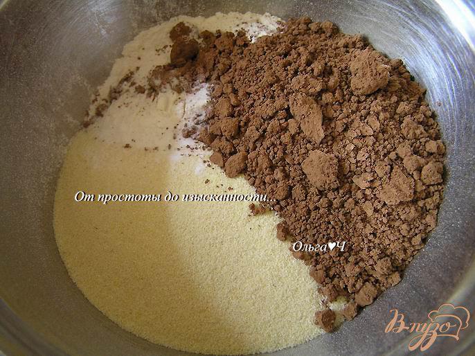 Фото приготовление рецепта: Шоколадный манник с крыжовником и вишней (в мульти) шаг №2