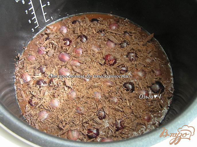 Фото приготовление рецепта: Шоколадный манник с крыжовником и вишней (в мульти) шаг №4