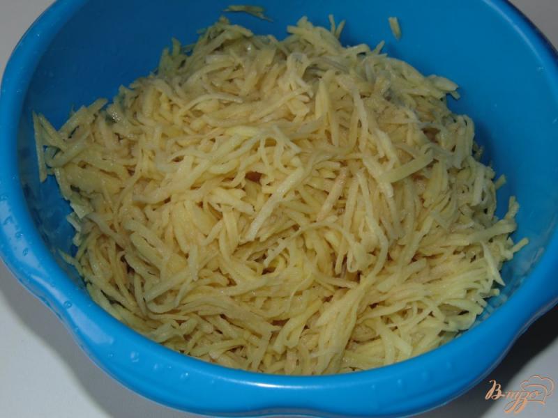 Фото приготовление рецепта: Картофельные оладьи с шампиньонами шаг №5
