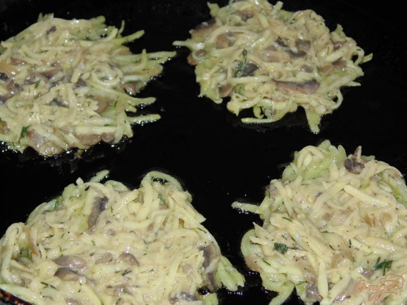 Фото приготовление рецепта: Картофельные оладьи с шампиньонами шаг №7