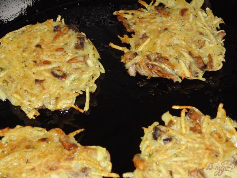 Фото приготовление рецепта: Картофельные оладьи с шампиньонами шаг №8