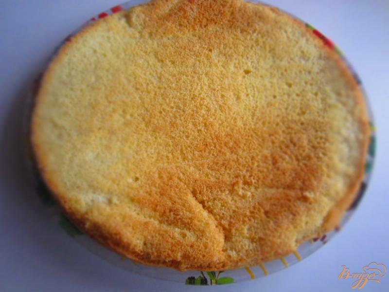 Фото приготовление рецепта: Бисквитный торт со сливочным кремом шаг №5