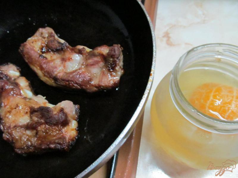 Фото приготовление рецепта: Свиные ребра с мандарином шаг №3