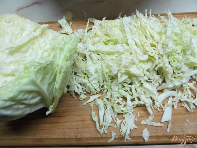 Фото приготовление рецепта: Салат из савойской капусты с яблоком и клюквой шаг №1
